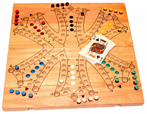 Tock Tock Game XXL aus Holz für 6 Spieler ist ein Unterhaltungsspiel mit Karten in den Maßen 35,0 x 35,0 x 2,5 cm Tock Samanea wooden board