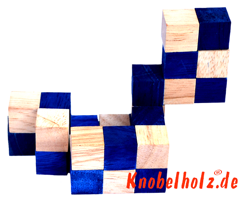Lösung der Snake Cube Level Box Schritt 5 der Puzzle Anleitung blauer Schlangenwürfel aus Holz