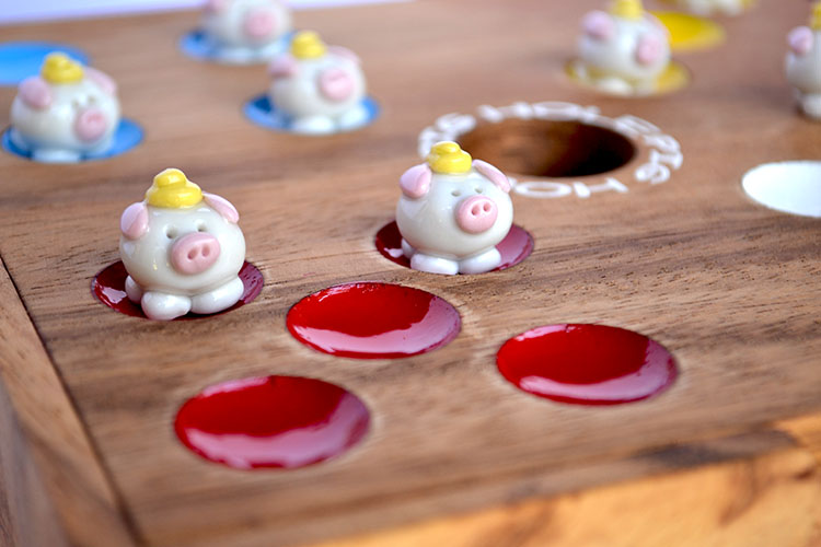 Pig Hole Schweinchenspiel, das Original von Knobelholz mit 60 Keramik Schweinchen mit Hut
