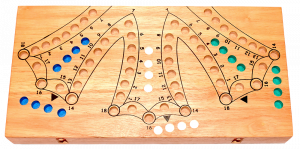 Tock Tock Dog Game XXL aus Holz für 6 Spieler ist ein Unterhaltungsspiel mit Karten in den Maßen 35,0 x 18,0 x 4,8 cm zusammengeklappt