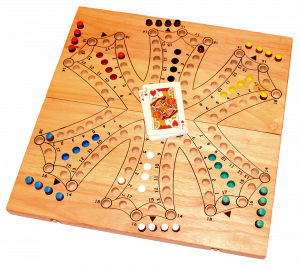 Tock Tock Dog Game XXL aus Holz für 6 Spieler ist ein Unterhaltungsspiel mit Karten in den Maßen 35,0 x 35,0 x 2,5 cm Tock Samanea wooden board