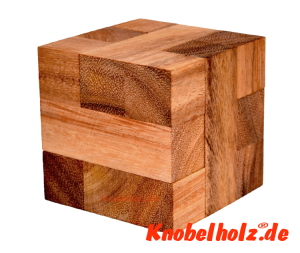 Cube Lock Puzzle, das Würfelpuzzle besteht aus mehreren Holzteilen welche einen Würfel mit den Maßen 6,8 x 6,8 x 6,8 cm , samanea holzpuzzle, monkey pod wooden 