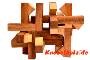 Sondor Cube Puzzle Detailansicht leicht geöffnetes 3 D Interlock Puzzle, Knobelspiel aus Holz mit den Maßen 9,0 x 9,0 x 9,0 cm samanea wooden brain teaser